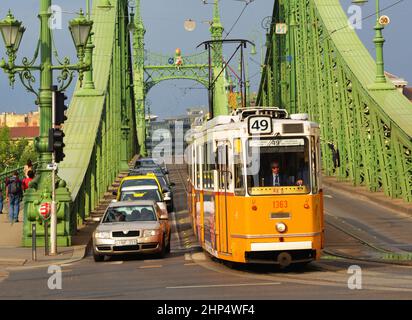 Straßenbahn auf der Freiheitsbrücke, Budapest, Ungarn Stockfoto