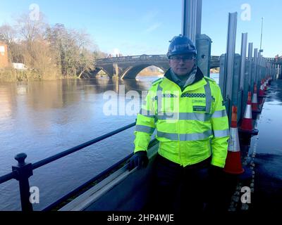 JOHN Curtin, GESCHÄFTSFÜHRER der UMWELTBEHÖRDE, spricht über den Sturm Eunice neben den Hochwasserschutzmaßnahmen in Bewdley, Worcestershire. Bilddatum: Freitag, 18. Februar 2022. Stockfoto