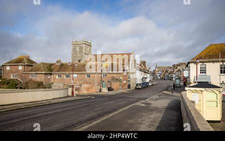 Blick nach Norden auf die South Street, Wareham vom Fluss Frome, Wareham, Dorset, Großbritannien am 16. Februar 2022 Stockfoto