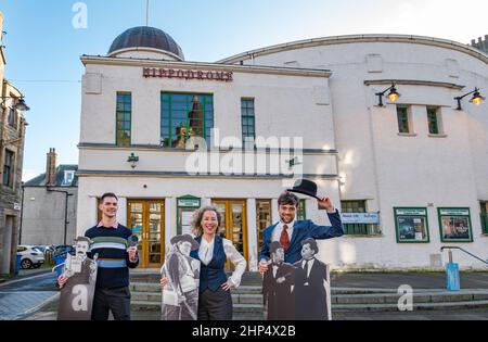 Start des Silent Film Festivals mit Ausschnitten klassischer Comedy-Schauspieler aus Pappe, HippFest Stummfilmfestival im Hippodrome, Bo'Ness, Schottland, Großbritannien Stockfoto