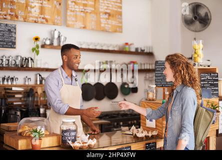 Das coolste Café der Stadt. Aufnahme von zwei Personen in einem Café. Stockfoto