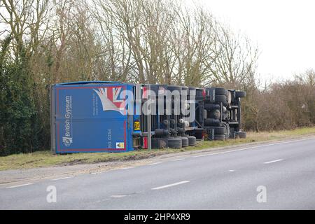 Ashford, Kent, Großbritannien. 18. Februar 2022. Wetter in Großbritannien: Der Sturm Eunice hat einen britischen Gips-Lastwagen auf der A259 in der Nähe von Hamstreet in Ashford, Kent, gestürzt. Umgedrehter LKW. Foto-Kredit: Paul Lawrenson-PAL Nachrichten /Alamy Live Nachrichten Stockfoto