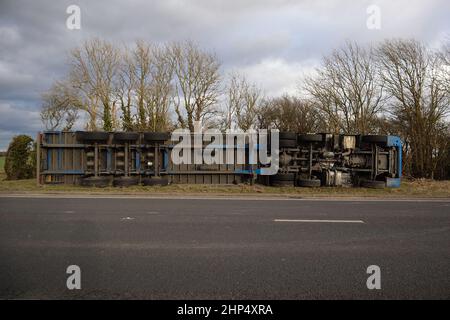 Ashford, Kent, Großbritannien. 18. Februar 2022. Wetter in Großbritannien: Der Sturm Eunice hat einen britischen Gips-Lastwagen auf der A259 in der Nähe von Hamstreet in Ashford, Kent, gestürzt. Umgedrehter LKW. Foto-Kredit: Paul Lawrenson-PAL Nachrichten /Alamy Live Nachrichten Stockfoto