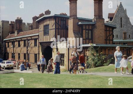 1960s, historisch, Besucher auf einem Fußweg auf dem Gelände von Windsor Castle, Windsor, Bekshire, England, Großbritannien. Es ist eines von mehreren Residenzen von Königin Elizabeth II. Und wurde ursprünglich für Wilhelm den Eroberer erbaut und um 1086 fertiggestellt. Das älteste königliche Haus in Großbritannien und das größte Schloss der Welt, in dem die Menschen noch leben, bietet 13 Hektar Land, auf dem Touristen herumwandern können. Stockfoto