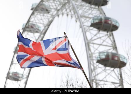 London, Großbritannien, 18th. Februar 2022. Die extremen Winde des Sturms Eunice bedeuteten, dass viele Londoner Attraktionen entschieden, dass es sicherer war, für den Tag zu schließen. Das London Eye on the South Bank hat alle Fahrten unter den stürmischen Bedingungen abgesagt. Kredit : Monica Wells/Alamy Live Nachrichten Stockfoto