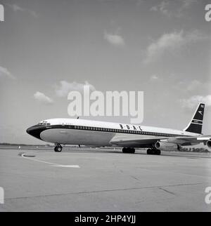 1960s, historisch, ein BOAC Boeing 707-Düsenflugzeug, das am Flughafen Heathrow, London, England, Großbritannien, geparkt ist. Es war der erste Jetliner des amerikanischen Unternehmens und sein Erstflug war im Dezember 1957. BOAC, die britische staatliche Fluggesellschaft dieser Ära, bestellte 37 von ihnen für ihre Flotte, bekannt für den Beginn des Jet-Zeitalters, das 707-Flugzeug war ein beliebtes Flugzeug, das bis in die 1960s und bis in die 1970s im Einsatz blieb. Stockfoto