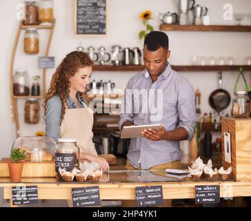 Das coolste Café der Stadt. Aufnahme von zwei Personen in einem Café. Stockfoto