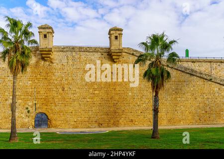 Blick auf die Landmauer Promenade und den Garten, in der Altstadt von Akko, Nordisraelisch Stockfoto