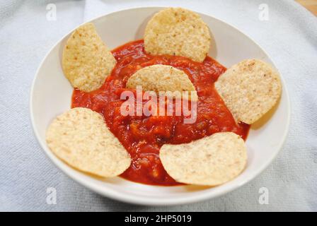 Tortilla Runde Chips serviert mit würziger Tomatensalsa Stockfoto