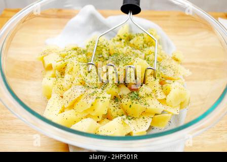 Pürieren von gekochten Kartoffeln in einer Glasschüssel Stockfoto