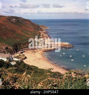 1960s, historische Ansicht aus dieser Zeit über Bouley Bay, Jersey, Kanalinseln. Bouley ist ein kleiner Hafen an der Nordküste, der von grünen Klippen umgeben ist. Stockfoto