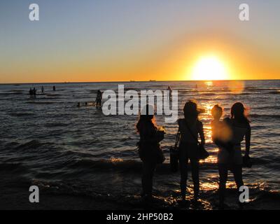 Sonnenuntergang am Strand - Yemaya, Jemanja, Iemanya - Playa Ramirez Montevideo, Uruguay Stockfoto