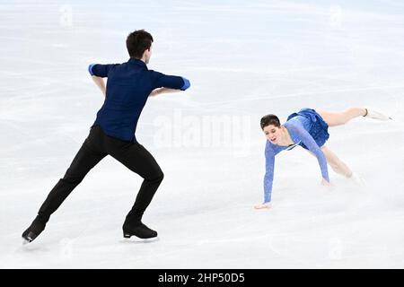 Peking, China. 18th. Februar 2022. Miriam Ziegler (R)/Severin Kiefer aus Österreich treten während des Eiskunstlauf-Paarlaufkurzprogramms der Olympischen Winterspiele 2022 in Peking im Capital Indoor Stadium in Peking, der Hauptstadt Chinas, am 18. Februar 2022 auf. Quelle: Ju Huanzong/Xinhua/Alamy Live News Stockfoto