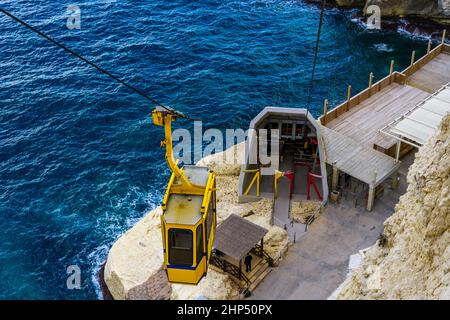 Blick auf die Klippen und die Seilbahn, in Rosh Hanikra, der westlichen Galiläischen Küste des Mittelmeers, Nord-Israel Stockfoto