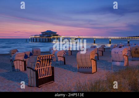 Seeschlösschenbrücke mit Restaurant Wolkenlos und Liegestühlen, Timmendorfer Strand bei Sonnenaufgang, Ostsee, Ostholstein, Schleswig-Holstein, Deutschland Stockfoto