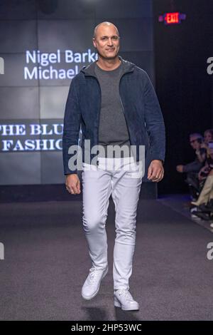 New York, USA. 17th. Februar 2022. NEW YORK, NEW YORK - 17. FEBRUAR: Nigel Barker geht mit Michael Kors während der sechsten jährlichen Blue Jacket Fashion Show in den Moonlight Studios am 17. Februar 2022 in New York City auf die Piste. Kredit: Ron Adar/Alamy Live Nachrichten Stockfoto