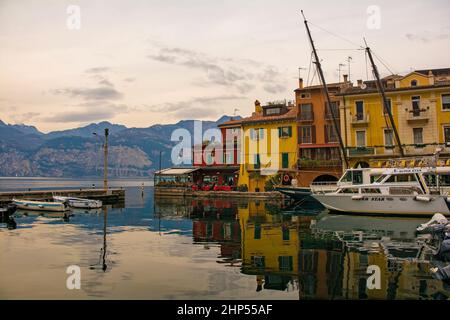 Malcesine, Italien - Dez 25th 2022. Winter an der historischen Uferpromenade der kleinen Stadt Malcesine am Nordufer des Gardasees, Provinz Verona Stockfoto