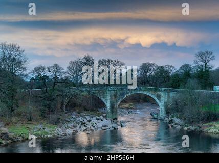 Stürmischer Himmel über der Devils Bridge und dem Fluss Lune, im frühen Winter, Kirkby Lonsdale Cumbria, Großbritannien Stockfoto