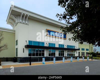 Orlando, Florida - 5. Februar 2022: Horizontale Weitwinkelansicht des Aldi Lebensmittelgeschäftgebäudes. Aldi ist eine globale Discount Supermarket-Kette mit Sitz in G Stockfoto