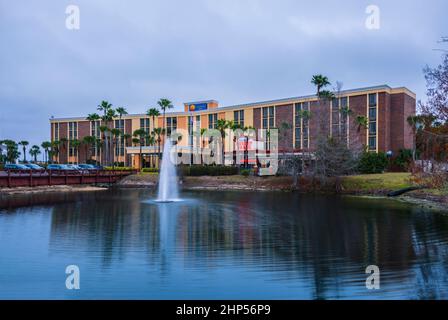 Kissmmee, Florida - 6. Februar 2022: Horizontale Nahaufnahme des Comfort Inn Hotels neben dem Nantucket Shrimp Shack Restaurant und einem Wasserteich Fou Stockfoto