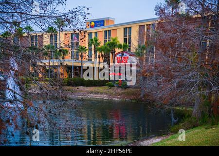 Kissmmee, Florida - 6. Februar 2022: Horizontale Nahaufnahme des Comfort Inn Hotels mit Nantucket Shrimp Shack Restaurant im Vordergrund. Stockfoto