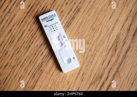 Positiver Coronavirus-Schnelltest nach Hause. Rapid COVID-19 Antigen Testkit für Selbsttests. Stockfoto