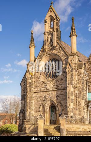 Eine Kirche aus dem 19th. Jahrhundert. Es gibt einen kleinen Turm, der aus der Mitte des Daches steigt und Stufen, die zum Eingang führen. Stockfoto