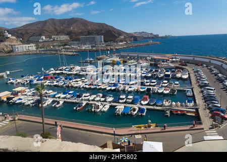 CRAN CANARIA, PUERTO RICO - 16. NOVEMBER 2019: Marina in Puerto Rico de Gran Canaria. Postkarte, spanien. Stockfoto