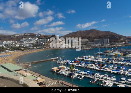 CRAN CANARIA, PUERTO RICO - 16. NOVEMBER 2019: Marina in Puerto Rico de Gran Canaria. Postkarte, spanien. Stockfoto