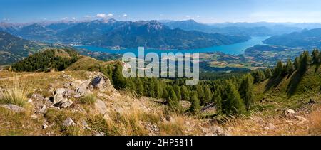 Sommer-Panoramablick auf den Serre-Poncon-See vom Nationalpark Ecrins in den Hautes-Alpes (Alpen). Erhöhter Blick auf das Dorf Savines-le-Lac. Frankreich Stockfoto