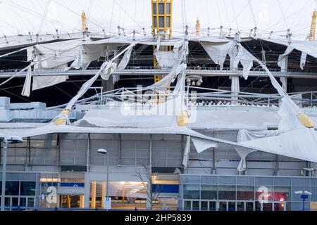 London, Großbritannien. 18th. Februar 2022. Wetter in Großbritannien. Sturm Eunice traf London schwer heute wurde das ikonische Dach der Londoner Arena O2 teilweise auseinandergerissen und durch die starken Winde schwer beschädigt, die bis zu 122mph in England vom Met Office aufgezeichnet wurden, die heute von Sturm Eunice verursacht wurden. Quelle: Xiu Bao/Alamy Live News Stockfoto