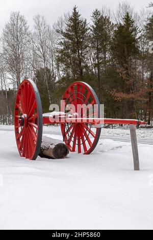 Grayling, Michigan - Ein großes Rad, das für den Transport von Baumstämmen verwendet wird, die im Hartwick Pines State Park ausgestellt sind. Der Park zeigt Protokolliergeräte vom 19th an Stockfoto