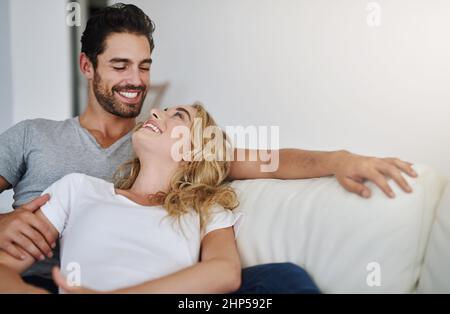 Glücklicher Mann und Frau, glückliches Leben. Aufnahme eines jungen Paares, das sich zu Hause entspannt. Stockfoto
