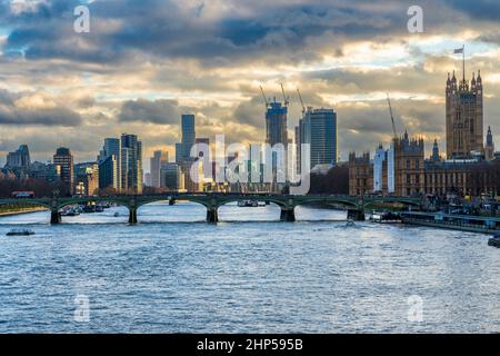 Westminster Bridge und Houses of Parliament von der Jubilee Bridge aus gesehen, London Borough of Lambethseen, Großbritannien, Europa. Stockfoto