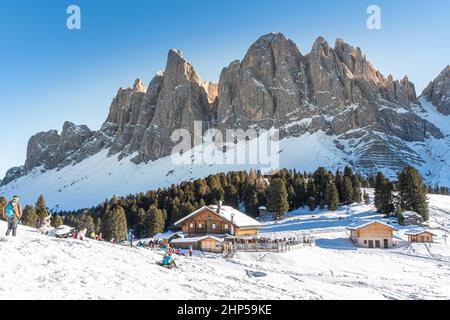 Die Kette der Geisler, die das Villental vom Grödner Tal trennt, führt von der Gaisler-Hütte mit der Südtiroler Flagge, den italienischen Alpen, den Dolomiten Stockfoto
