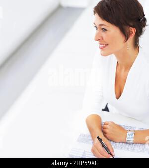 Sicher des Erfolgs. Eine kurze Aufnahme einer Geschäftsfrau, die in ihrem Büro arbeitet. Stockfoto