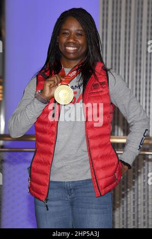 New York, USA. 18th. Februar 2022. Eisschnelllauf-Goldmedaillengewinnerin bei den Olympischen Spielen 2022 in Peking Erin Jackson besucht am 18. Februar 2022 das Empire State Building, New York, NY, 18. Februar, 2022. (Foto von Anthony Behar/Sipa USA) Quelle: SIPA USA/Alamy Live News Stockfoto