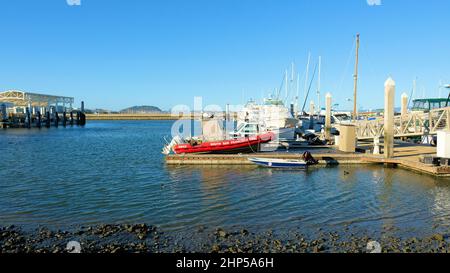 Das Feuerwehrboot der South San Francisco Feuerwehr dockte an der Oyster Point Marina in South San Francisco, San Mateo County, Kalifornien, an. Stockfoto