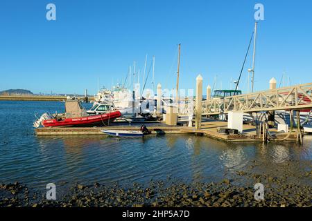 Das Feuerwehrboot der South San Francisco Feuerwehr dockte an der Oyster Point Marina in South San Francisco, San Mateo County, Kalifornien, an. Stockfoto