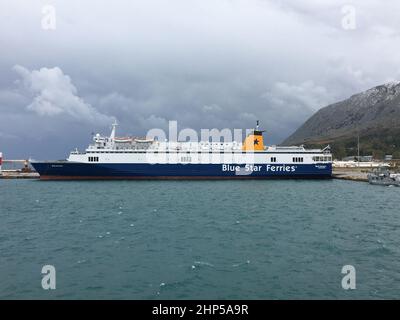 Schiffe Fähren und Schlepper im Hafen von souda Bay, chania, creta, griechenland, griechische Insel creta, Hafen von souda Bay, Hafen auf kreta, griechische Insel Stockfoto