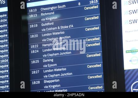 Die Zugabfahrten am Bahnhof Wimbledon zeigen stornierte Zugverbindungen aufgrund des Sturms Eunice. Bilddatum: Freitag, 18. Februar 2022. Stockfoto
