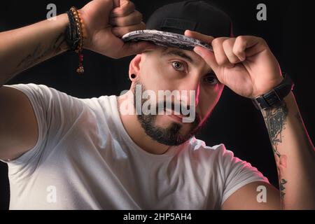 Lateinischer Mann, gut aussehend posiert für Kamera im Studioportrait Stockfoto