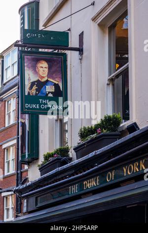 Duke of York Pub Fitzrovia London. Gemälde des derzeitigen Prince Andrew des Duke of York über den Pub des Dukes of York in der Rathbone Street Central London. Stockfoto