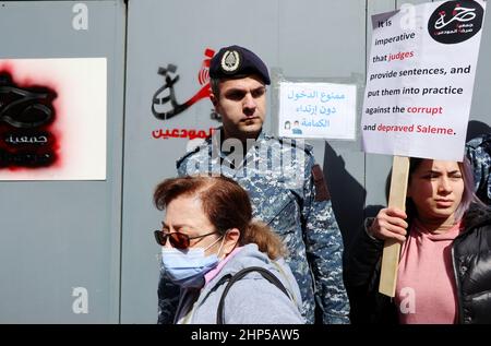 Beirut, Libanon. 18th. Februar 2022. Einleger protestieren vor einer Bank in der Innenstadt von Beirut, Libanon, Februar 18 2022. Aufgrund des finanziellen Zahlungsausfalls des Libanon wenden Regierung und Banken derzeit das „Kapitalkontrollgesetz“ auf die Konten der Menschen in libanesischen Banken an, sodass sie ihr Geld nicht mehr abheben oder ins Ausland überweisen können. In der Zwischenzeit wird Riad Salame, der Chef der libanesischen Zentralbank, von der Polizei vieler Länder, darunter Libanon und Luxemburg, gesucht. (Foto von Elisa Gestri/ Quelle: SIPA USA/Alamy Live News Stockfoto