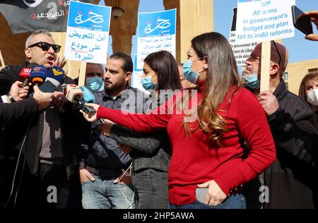 Beirut, Libanon. 18th. Februar 2022. Der Sprecher der Einleger wird am Martyrs Square, Beirut, Libanon, im Februar 18 2022 interviewt. Aufgrund des finanziellen Zahlungsausfalls des Libanon wenden Regierung und Banken derzeit das „Kapitalkontrollgesetz“ auf die Konten der Menschen in libanesischen Banken an, sodass sie ihr Geld nicht mehr abheben oder ins Ausland überweisen können. In der Zwischenzeit wird Riad Salame, der Chef der libanesischen Zentralbank, von der Polizei vieler Länder, darunter Libanon und Luxemburg, gesucht. (Foto von Elisa Gestri/ Quelle: SIPA USA/Alamy Live News Stockfoto