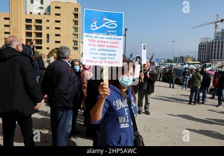 Beirut, Libanon. 18th. Februar 2022. Einleger versammeln sich auf dem Martyrs' Square, um die Innenstadt von Banken, Beirut, Libanon, zu erreichen, Februar 18 2022. Aufgrund des finanziellen Zahlungsausfalls des Libanon wenden Regierung und Banken derzeit das „Kapitalkontrollgesetz“ auf die Konten der Menschen in libanesischen Banken an, sodass sie ihr Geld nicht mehr abheben oder ins Ausland überweisen können. In der Zwischenzeit wird Riad Salame, der Chef der libanesischen Zentralbank, von der Polizei vieler Länder, darunter Libanon und Luxemburg, gesucht. (Foto von Elisa Gestri/ Quelle: SIPA USA/Alamy Live News Stockfoto