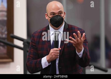 Wilmington, Delaware, USA. 18th. Februar 2022. JAMAR RAHMING, Executive Director der Wilmington Institute Library, hält während einer offenen Diskussion am Donnerstag, den 17. Februar 2022, während der Living Legend Series in der Wilmington Library in Wilmington, DE, eine Rede. (Bild: © Saquan Stimpson/ZUMA Press Wire) Stockfoto