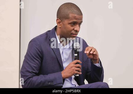 Wilmington, Delaware, USA. 18th. Februar 2022. CNN-Kommentator BAKARI-VERKÄUFER geben während eines Interviews MIT ERNEST GREEN One of the Little Rock Nine während einer offenen Diskussion am Donnerstag, 17. Februar 2022, während der Living Legend Series in der Wilmington Library in Wilmington, DE, eine Rede. (Bild: © Saquan Stimpson/ZUMA Press Wire) Stockfoto