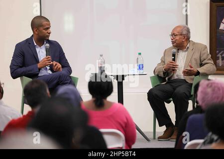 Wilmington, Delaware, USA. 18th. Februar 2022. CNN-Kommentator BAKARI SELLER (LINKS) und ERNEST GREEN (RECHTS), einer der Little Rock Nine, der am Donnerstag, 17. Februar 2022, während der Living Legend Series in der Wilmington Library in Wilmington, DE, an einer offenen Diskussion teilnahm. (Bild: © Saquan Stimpson/ZUMA Press Wire) Stockfoto