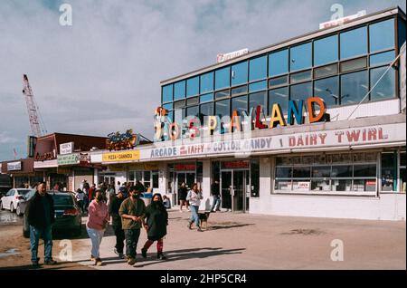 Die Strandseite der Promenade am Salisbury Beach, NH. Das Highlight ist die farbenfrohe Indoor-Arkade. Stockfoto